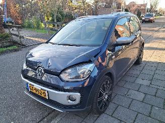 damaged passenger cars Volkswagen Up! 1.0 CROSS 2015/2