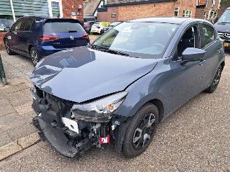 Vaurioauto  passenger cars Mazda 2 1.5i cent line 2023/7