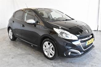 Vaurioauto  passenger cars Peugeot 208 1.2 PureT. Signature 2019/6