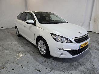Schadeauto Peugeot 308 1.2 PureTech Blue Lease Executive 2016/10