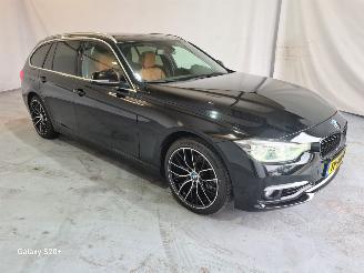 uszkodzony samochody osobowe BMW 3-serie 318i Luxury Edition 2018/10