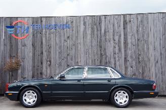 Damaged car Jaguar XJ Sovereign 3.2 V8 Airco Navi Cruise 174KW 2000/5