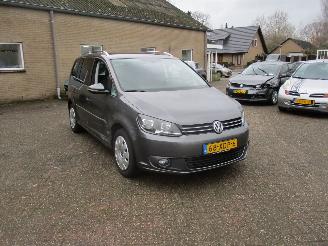 Schadeauto Volkswagen Touran 1.2 TSI HighL BleuM REST BPM 400 EURO !!!! 2012/5