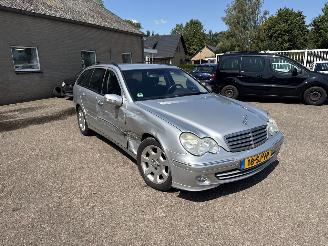 krockskadad bil auto Mercedes C-klasse C-klasse Combi  200 K. Elegance 2006/1