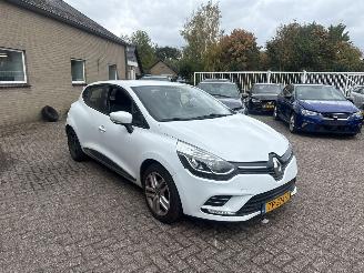 Damaged car Renault Clio 0.9 TCe Zen REST BPM €400,-!!! 2018/9
