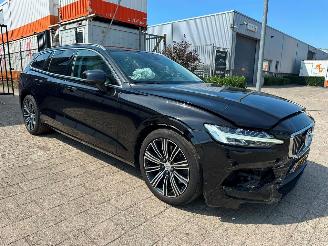 uszkodzony samochody osobowe Volvo V-60 2.0 T6 Recharge AWD Inscription 2020/10