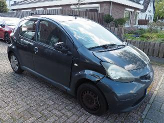 Toyota Aygo 1.0-12V motor kapot picture 3