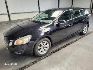 Schadeauto Volvo V-60 1.6 T3 110-KW Automaat Momentum 2013/5