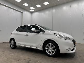 uszkodzony samochody osobowe Peugeot 208 1.2 PureTech Style Pack Navi Airco 2015/6