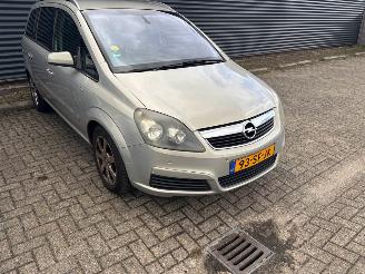 Unfallwagen Opel Zafira Automaat - 2.2 16V Direct Ecotec MPV  Benzine 2.198cc 110kW (150pk) FWD 2005-07/2012-12 (M75) Z22YH; EURO4 2005/11