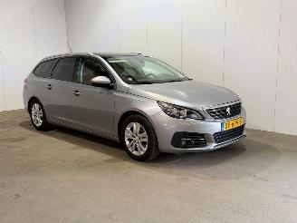 Vaurioauto  passenger cars Peugeot 308 1.2 Puretech Blue Lease Executive 2019/3