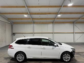 krockskadad bil auto Peugeot 308 SW 1.2PureTech 96kW Blue Lease Executive 2014/10