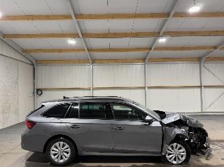 krockskadad bil auto Skoda Octavia 1.5TSI 85kW MHEV Business Edition 2024/10