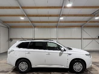 Auto incidentate Mitsubishi Outlander 2.0PHEV 89kW AWD Automaat Instyle+ Schuifkanteldak 2014/3