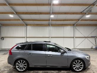 damaged passenger cars Volvo V-60 2.0T5 180kW Automaat Summum Schuifkantel 2015/7