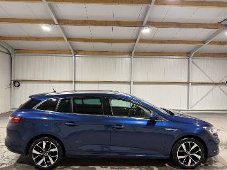 Vaurioauto  passenger cars Renault Mégane 1.3TCe 103kW Clima Navi Camera Bosé 2018/8