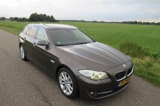 damaged passenger cars BMW 5-serie 520 D High Executive 184pk Automaat 240.000km schuifdak leer navie  vol optie 2012/4