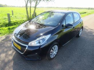Schadeauto Peugeot 208 1.2 82pk  60.000km nap Pure Tech Action Navigatie Airco 2016  [ nieuwstaat 2016/8