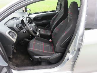 Peugeot 108 1.2 VTI Allure  192.000km  Orgineel Navigatie  Airco  2014 schadevrij picture 13