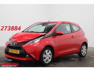 krockskadad bil auto Toyota Aygo 1.0 VVT-i x-play Aut. Bluetooth Airco Cruise Camera 2017/9