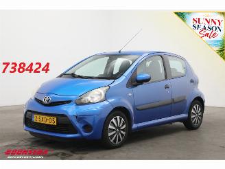 krockskadad bil auto Toyota Aygo 1.0 VVT-i Now 5-drs Airco Navi Bluetooth 92.182 km! 2013/12
