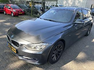 uszkodzony samochody osobowe BMW 3-serie 320i  Touring High Executive  Automaat 2014/11
