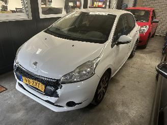 Schadeauto Peugeot 208 1.2 VTI  Active 2013/4