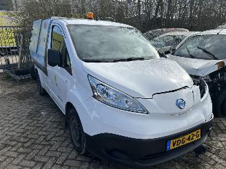 uszkodzony samochody ciężarowe Nissan  e-NV 200 Business met vuilniswagentje met kiepbak 2019/10