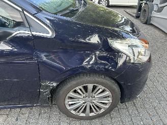 Peugeot 208 1.2 Puretech  Allure picture 4