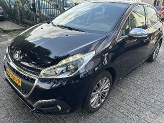 skadebil auto Peugeot 208 1.2 Puretech  Allure 2015/10