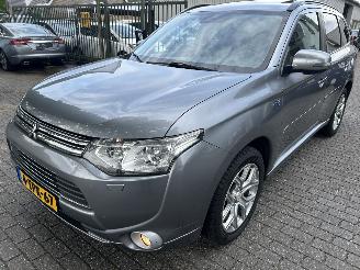 skadebil auto Mitsubishi Outlander 2.0 PluginHybrid Instyle  Automaat 2014/4