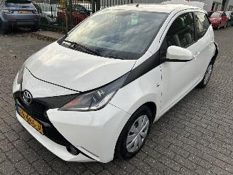 Toyota Aygo 1.0 VVT-i  x-Wave   5 Drs picture 2
