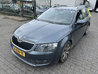 skadebil auto Skoda Octavia Combi  1.6 TDI  Automaat Elegance Business (Panoramadak ) 2014/10