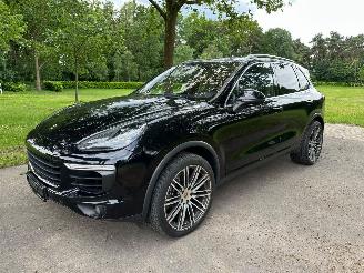 Vaurioauto  passenger cars Porsche Cayenne 3,0 Diesel Full options Lüftfederung Panorama 2016/5