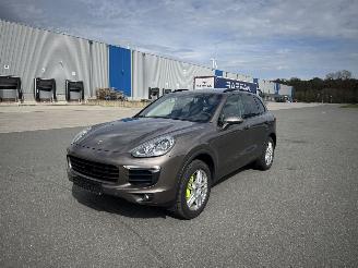 Voiture accidenté Porsche Cayenne CAYENNE S 3.0 E-HYBRID PANORAMA LEDER NAVI XENON VOL 2015/12