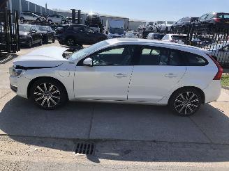 Voiture accidenté Volvo V-60 D6 Twin Engine AWD 162kW Hybrid E6 2016/11