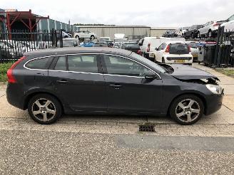 Vaurioauto  passenger cars Volvo V-60 1.6i T4 Momentum Automaat 132kW E5 2011/3