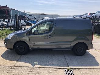krockskadad bil bedrijf Peugeot Partner 1.6HDI 73kW E6 Clima 2016/3