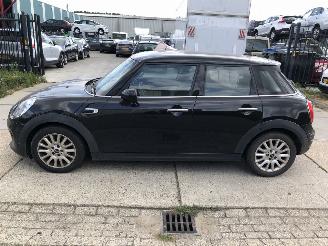 Vaurioauto  passenger cars Mini Cooper 1.5i 100kW E6 5 drs Chili 2015/2