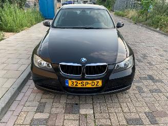 krockskadad bil auto BMW 3-serie 318i 2006/3