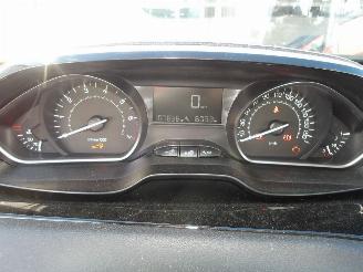 Peugeot 208  picture 19