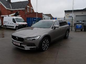 uszkodzony samochody osobowe Volvo V-90 B5 PRO AWD 2022/2