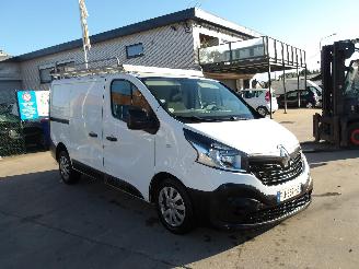 damaged commercial vehicles Renault Trafic  2019/8