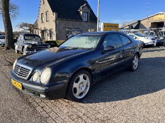 krockskadad bil auto Mercedes CLK 200 coupe met oa airco 1999/1