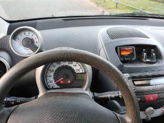Peugeot 107 1.0 5 deurs airco picture 5