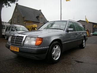 Schadeauto Mercedes 200-300D 3.0 300 TE 24_V (124.091) MULTI KLEPPER !!! UNIEKE AUTO MET OA AIRCO 1992/3