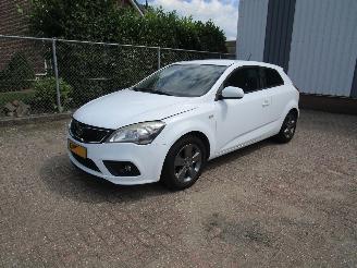 Schadeauto Kia Pro cee d 1.4 Navi Camera Airco 2011/2