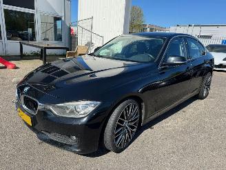 Schadeauto BMW 3-serie 320i EfficientDynamics Edition Upgrade Edition 2013/3