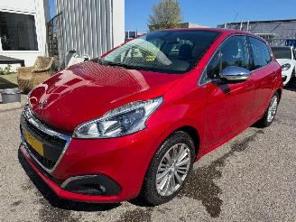 Vaurioauto  passenger cars Peugeot 208 1.2 PureTech Allure 2018/4