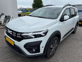 damaged passenger cars Dacia Jogger 1.6 AUTOMAAT Hybrid 140 Expression 7p. 2025/10
